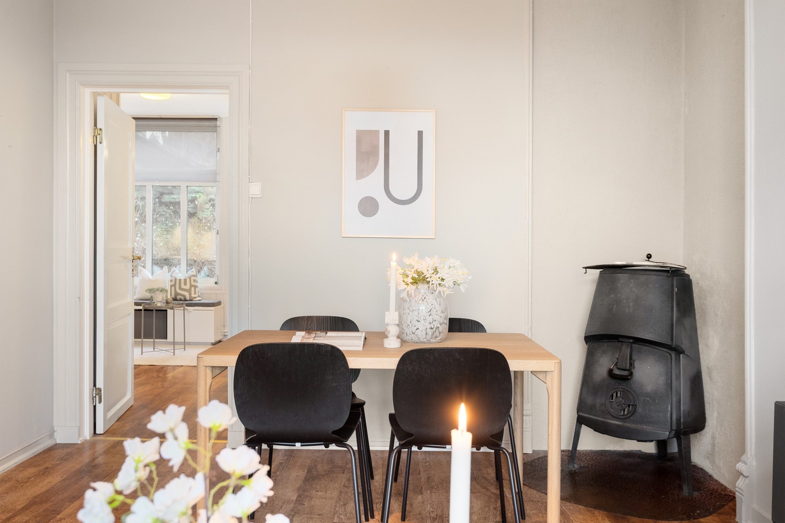 Stuen gir gode muligheter for spiseplass, og vedovnen tilfører rommet en behagelig varme og en innbydende atmosfære. Galleribilde