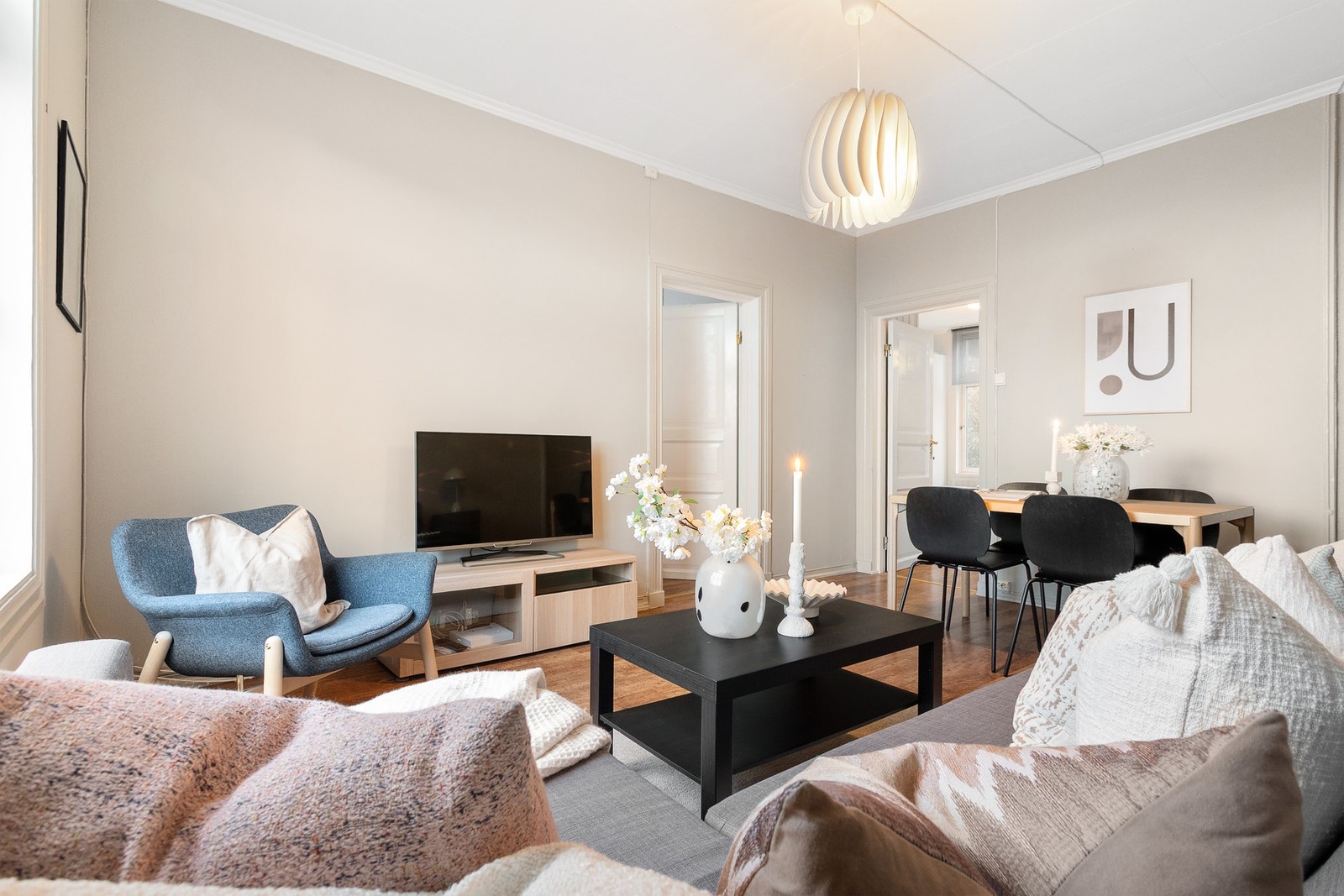 Fra stuevinduet og soverommet ligger leiligheten i 2. etasje grunnet terrenget, noe som gir en skjermet beliggenhet med lite innsyn. Galleribilde