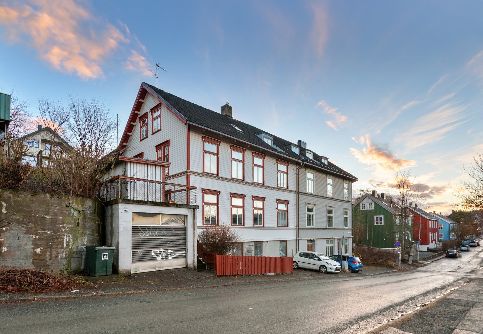 Leiligheten har én tilhørende parkeringsplass, nummer 1. Elbil-lading er ikke etablert. Plassene er nummerert fra bunnen av bakken. Velkommen til visning etter nyttår! Galleribilde