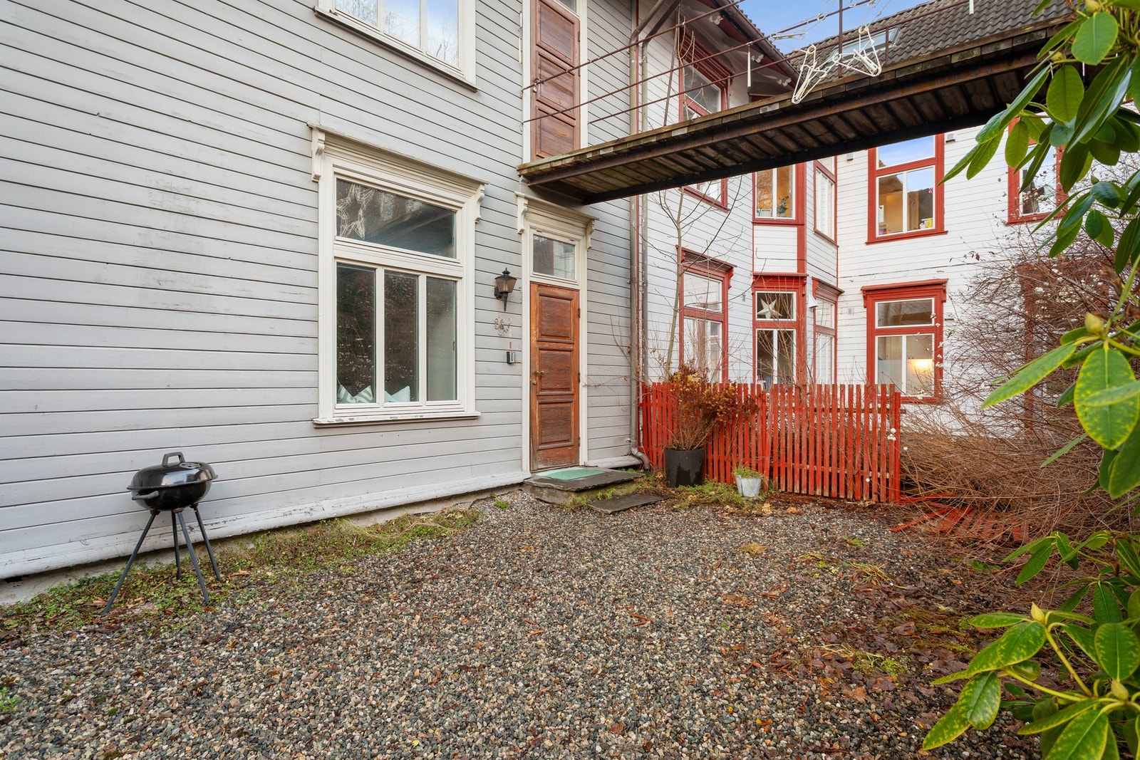 Sameiets bakgård kan brukes av beboerne og gir hyggelig uteplass i sommerhalvåret. Galleribilde