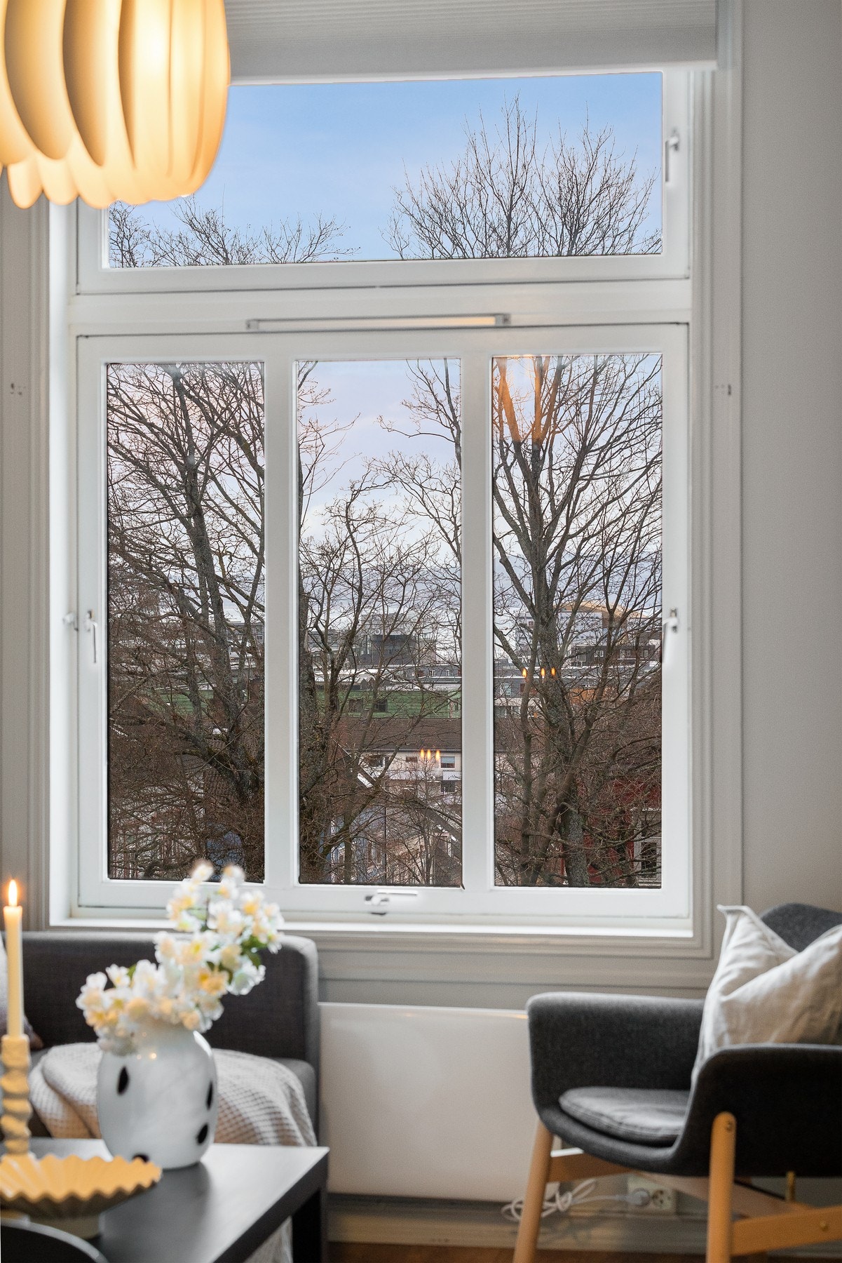 Stuen har store vindusflater som sørger for godt lysinnslipp og byr på en flott utsikt over byen. Galleribilde