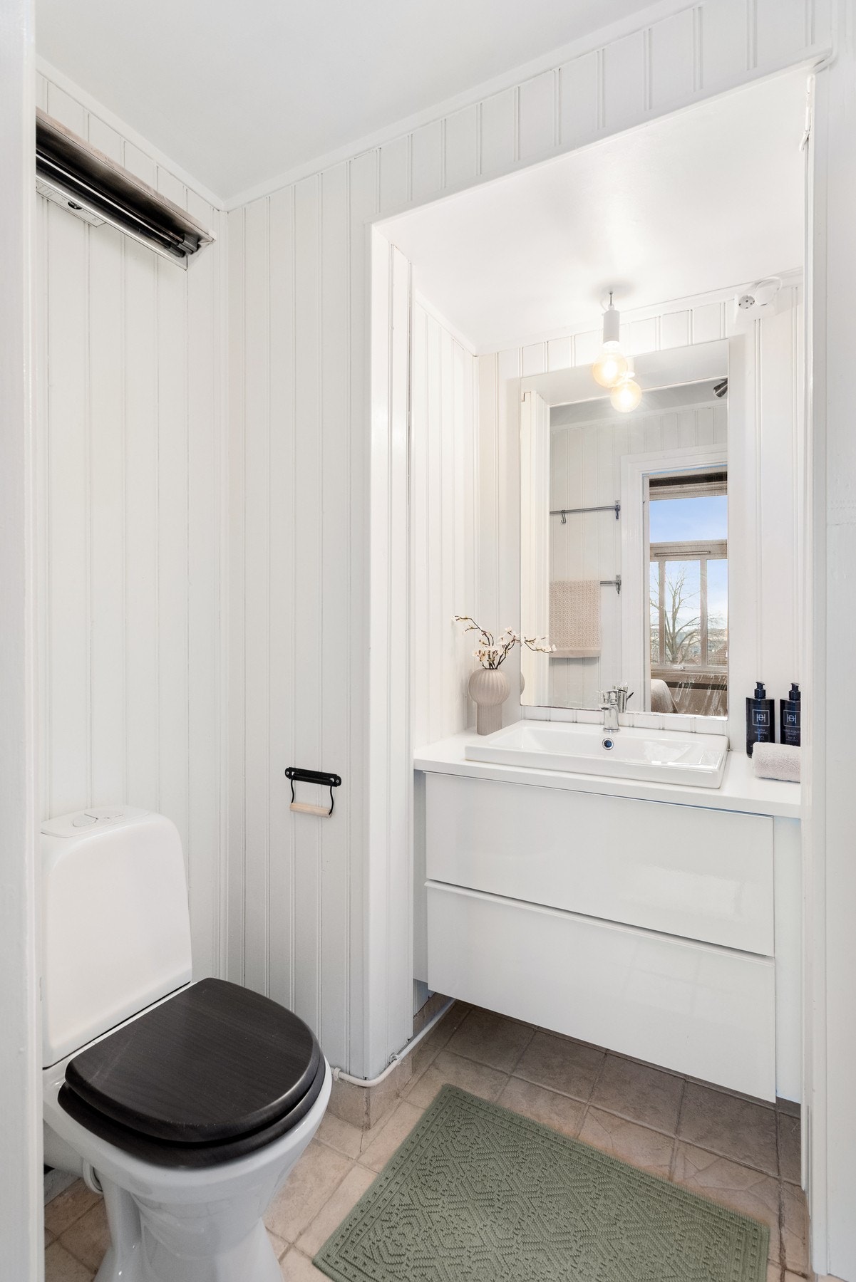 Reflektorovn montert på vegg gir effektiv og enkel oppvarming. Galleribilde