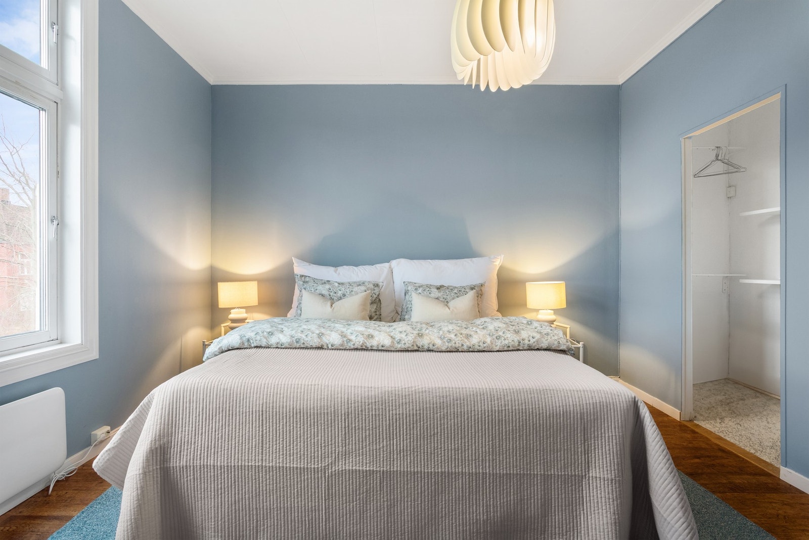 Soverommet tilbyr fleksibel plass for garderobeløsning, perfekt for skreddersydd oppbevaring. Galleribilde