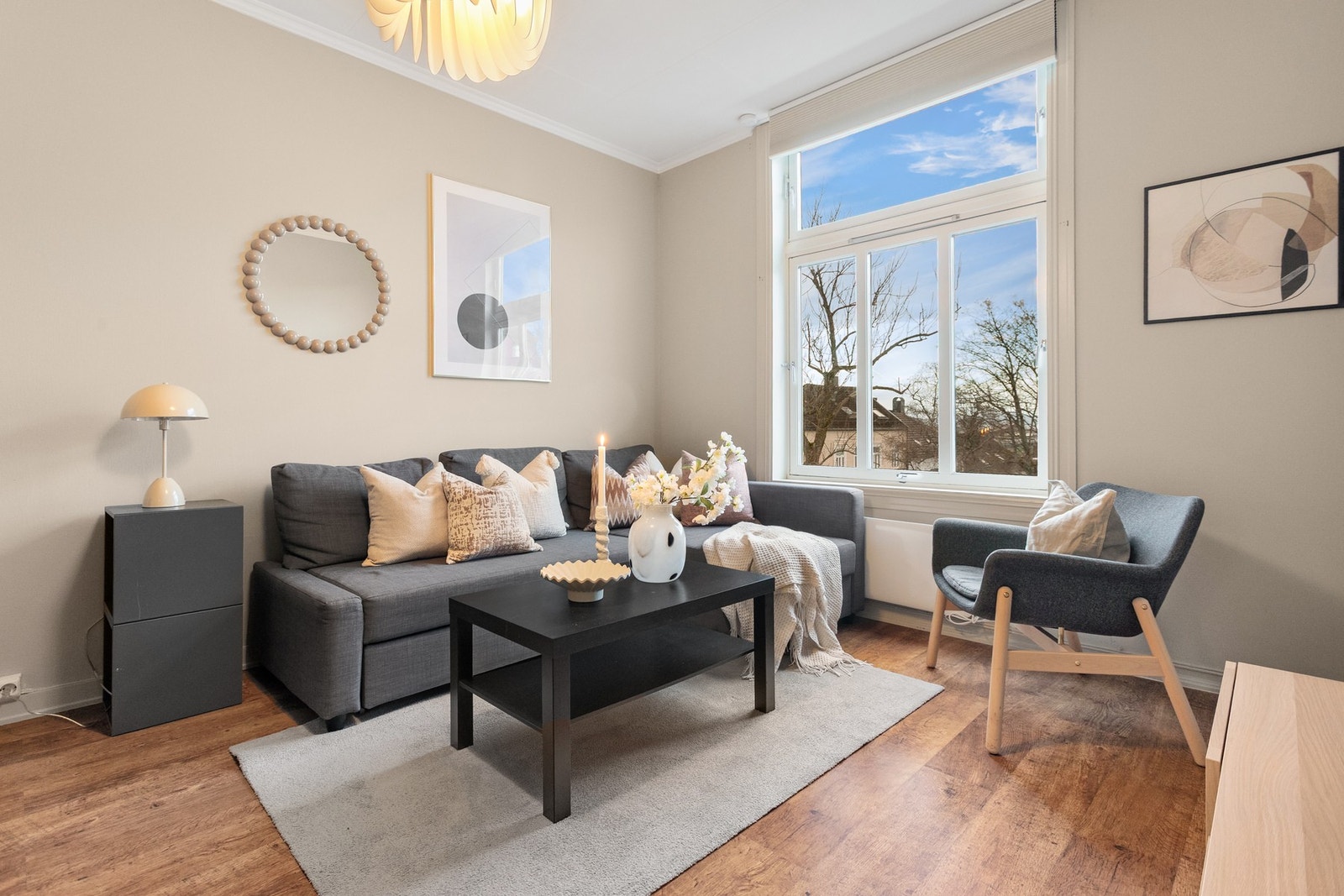 Leiligheten strekker seg over 52 kvm og består av stue, kjøkken, soverom og bad, med en praktisk planløsning som utnytter arealet godt. Galleribilde