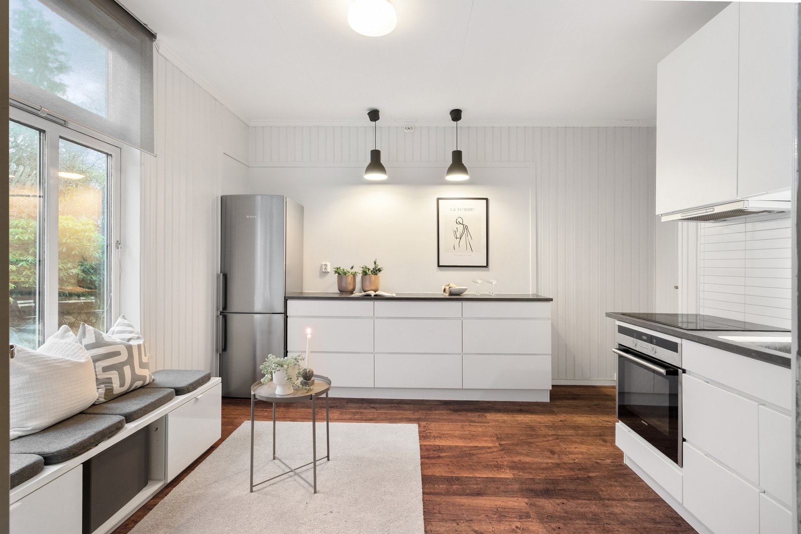 Nydelig kjøkken fra 2015 med rikelig skap- og benkeplass, som gir gode arbeidsforhold og god oppbevaring. Galleribilde