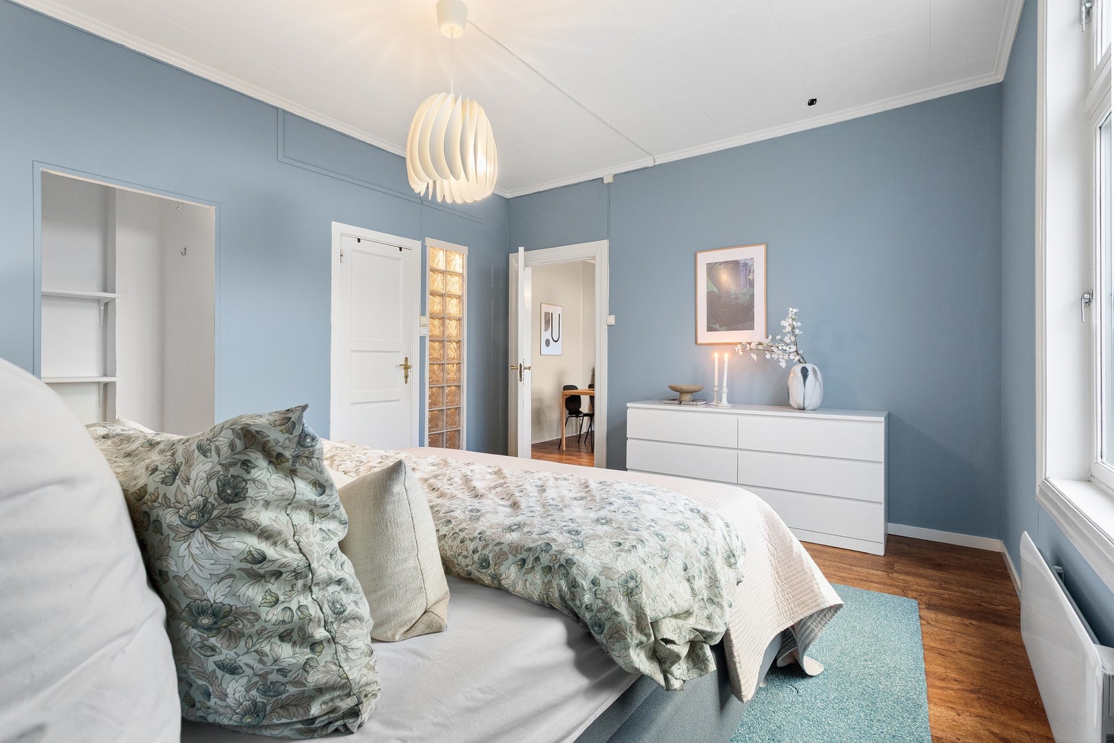 Baderommet nås direkte fra soverommet, noe som gir en enkel og privat løsning. Galleribilde