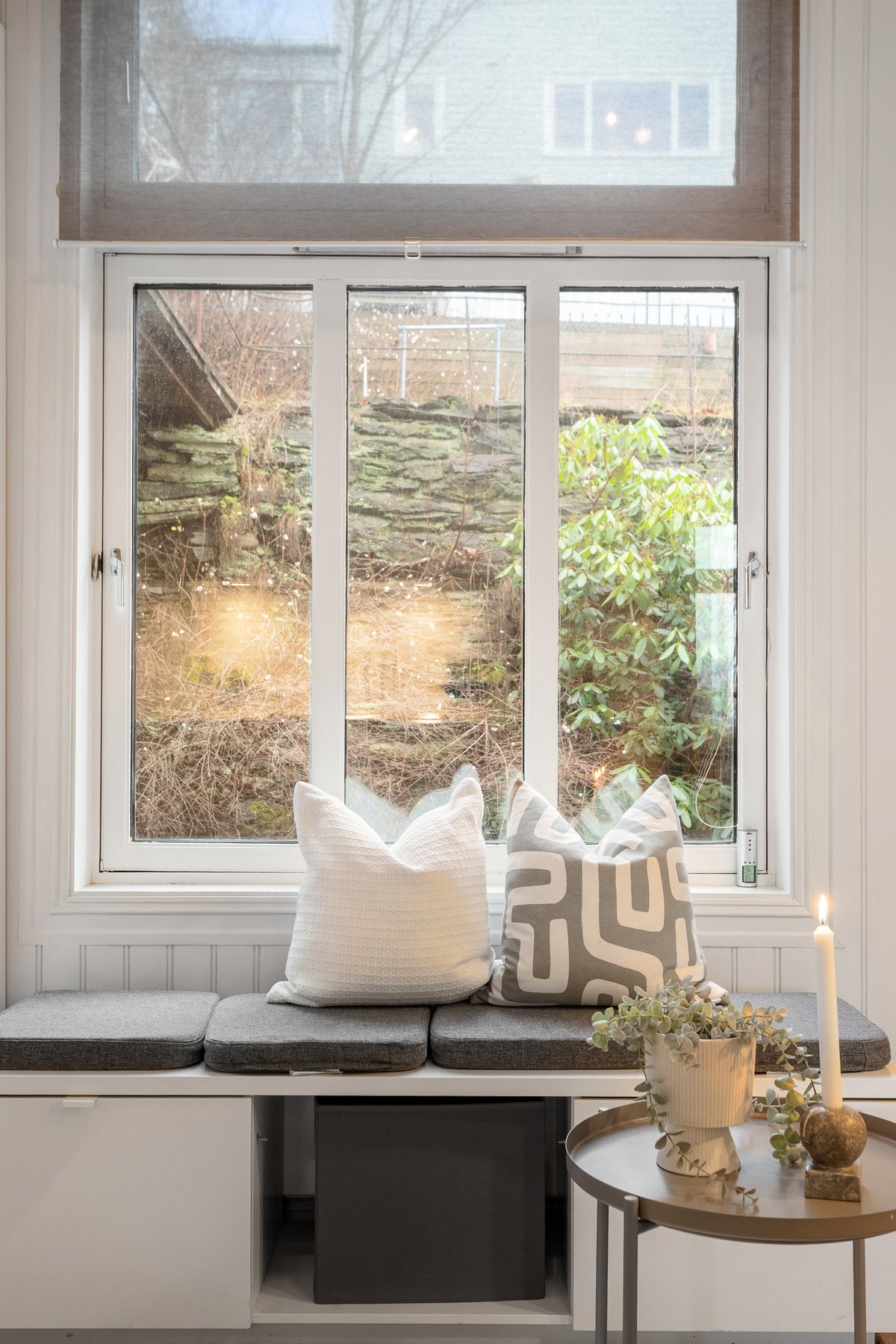 Med utsikt mot sameiets bakgård ligger kjøkkenet tilbaketrukket og skjermet for både ferdsel og innsyn. Galleribilde