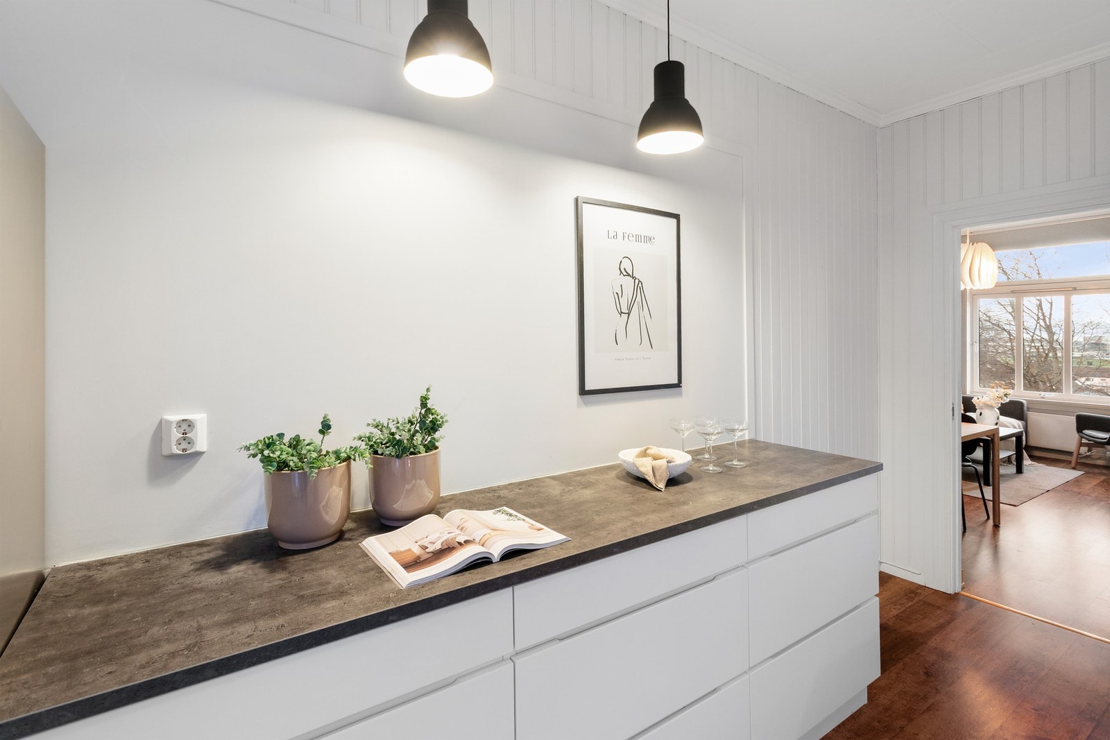 Leiligheten har svært lave månedlige felleskostnader som inkluderer blant annet TV/internett, forsikring og strøm i fellesareal - perfekt for deg som ønsker lave faste utgifter. Galleribilde