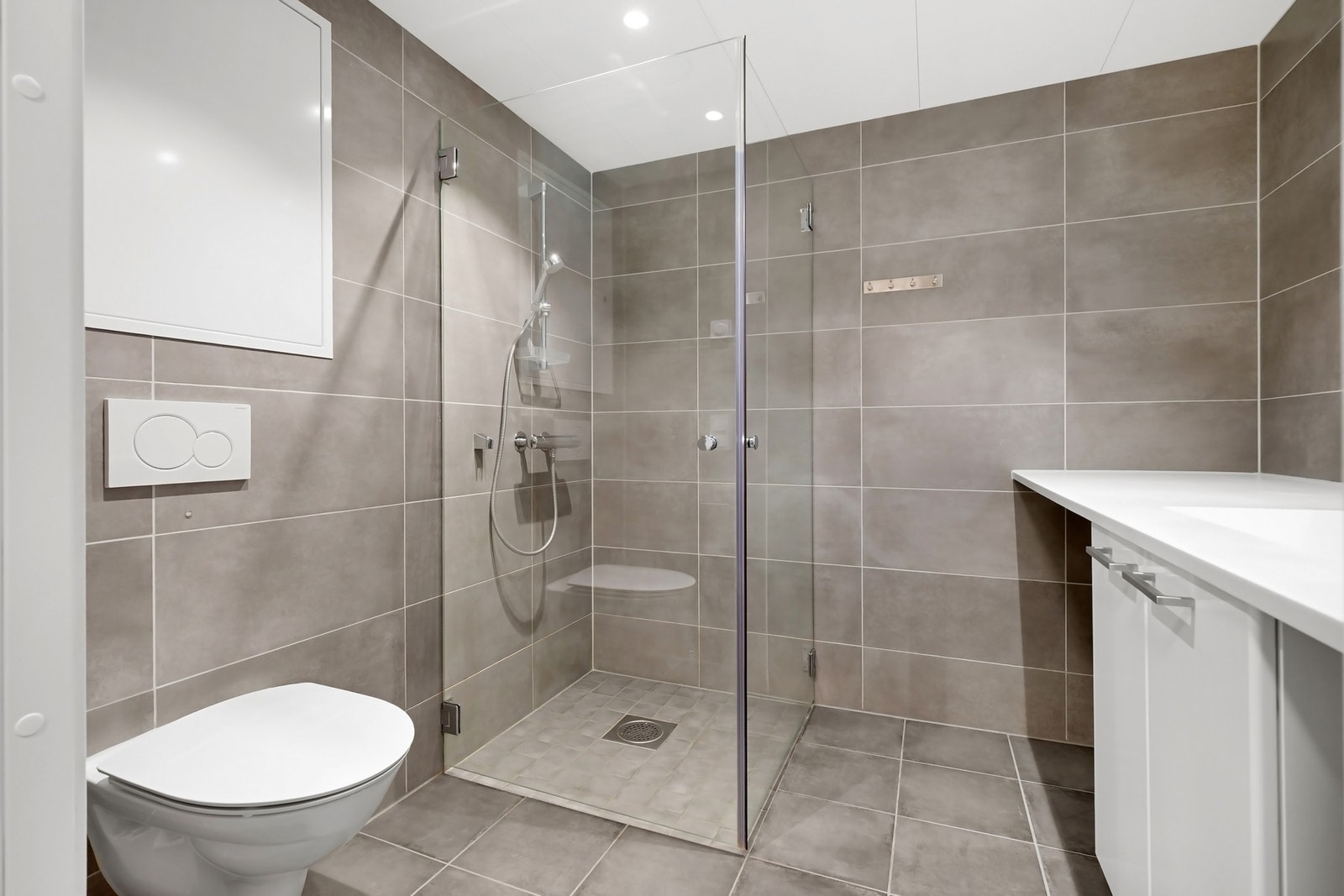 Stilrent baderom med varmekabler i gulvet. Galleribilde