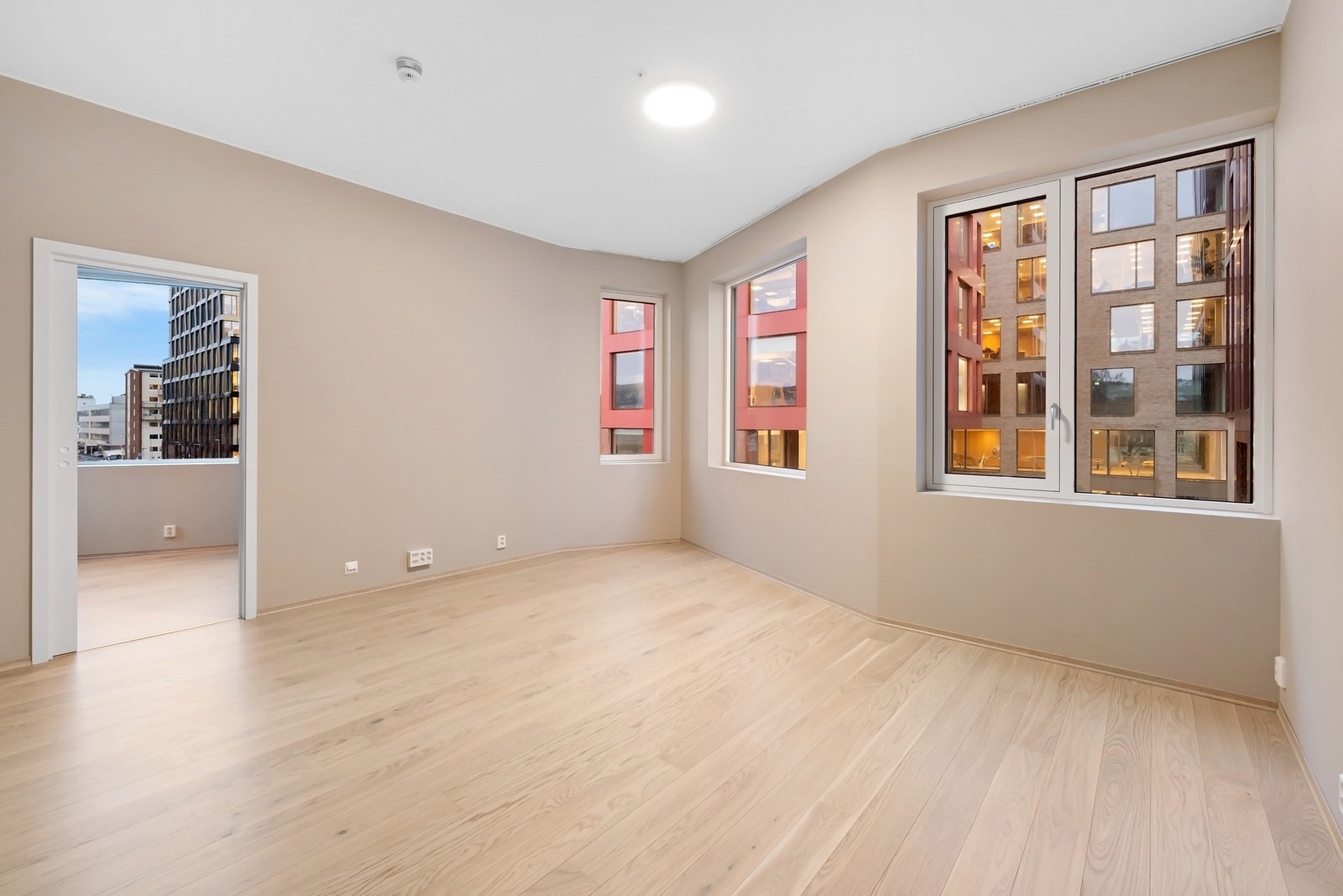 Leiligheten ligger i en boligblokk oppført i 2022 og er i tidsriktige og fine materialvalg. Galleribilde