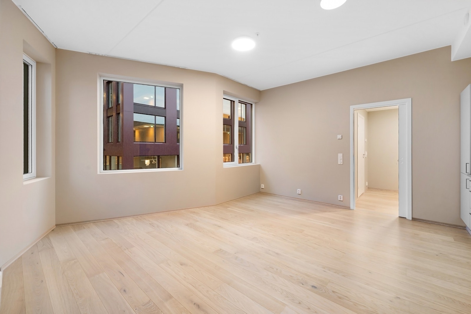 Lys og romslig stue med store vindusflater som gir godt dagslys og en luftig romfølelse. Galleribilde