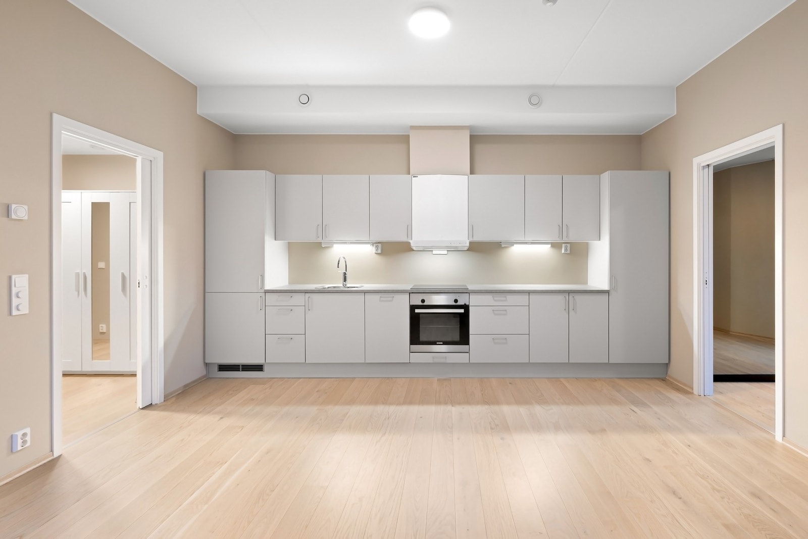 Delikat kjøkken med slette fronter og laminert benkeplate. Galleribilde