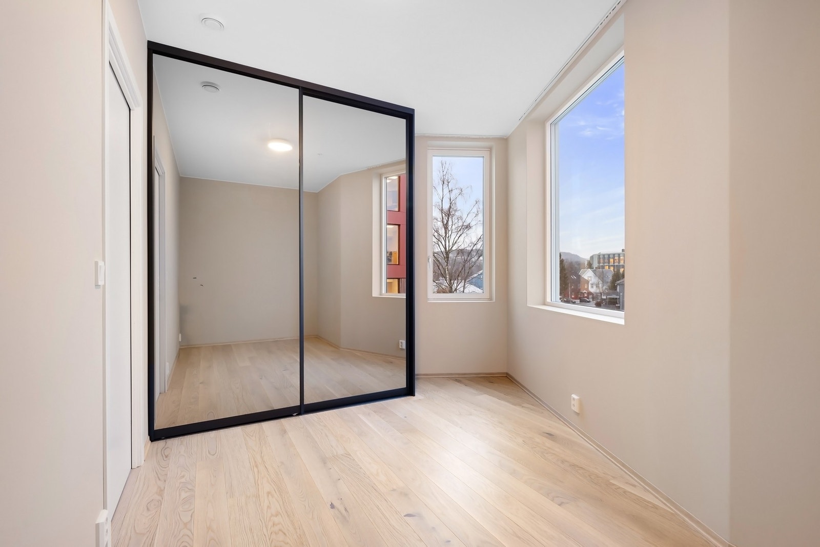 Praktisk garderobeskap inne på soverommet. Galleribilde