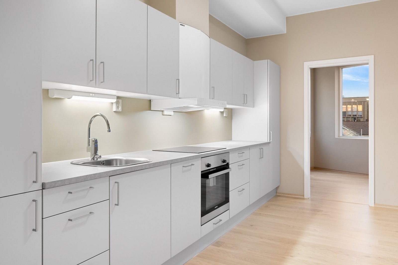 Kjøkkenet byr på rikelig av skap og benkeplass. Galleribilde