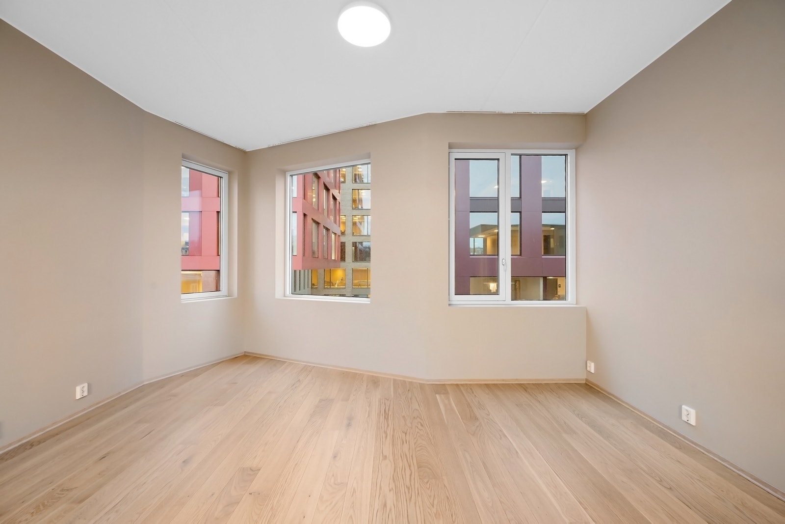 Stuen har god plass til ønsket møblement. Galleribilde