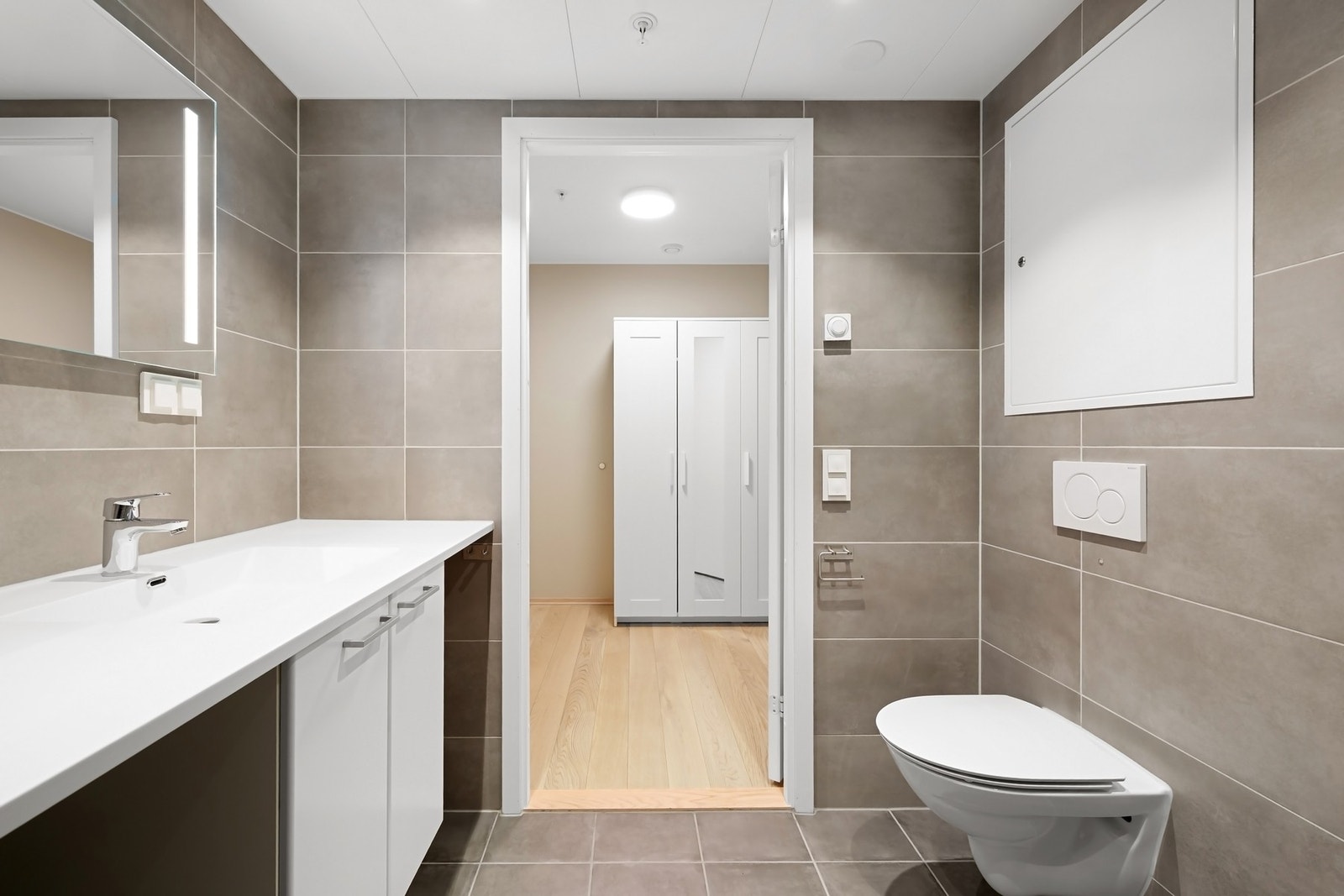 Det er kran/avløp for vaskemaskin på baderommet. Galleribilde