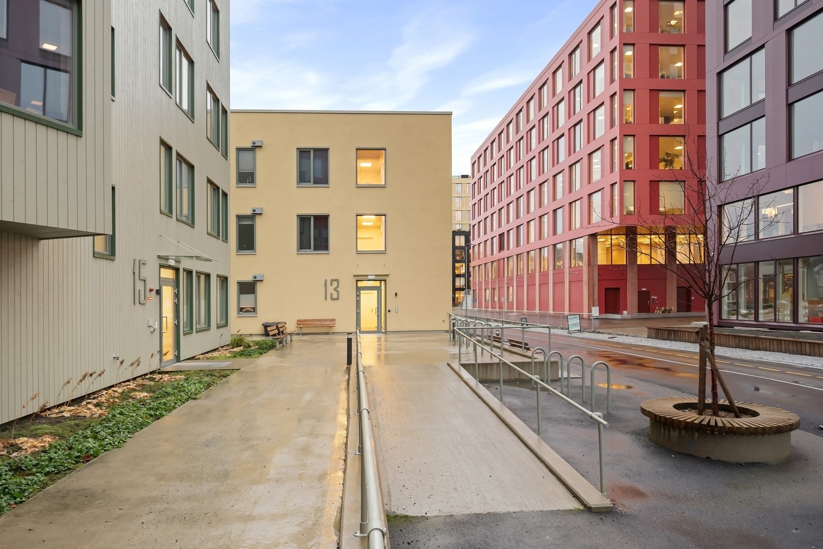 Flott opparbeidet inngangsparti til bygget. Galleribilde