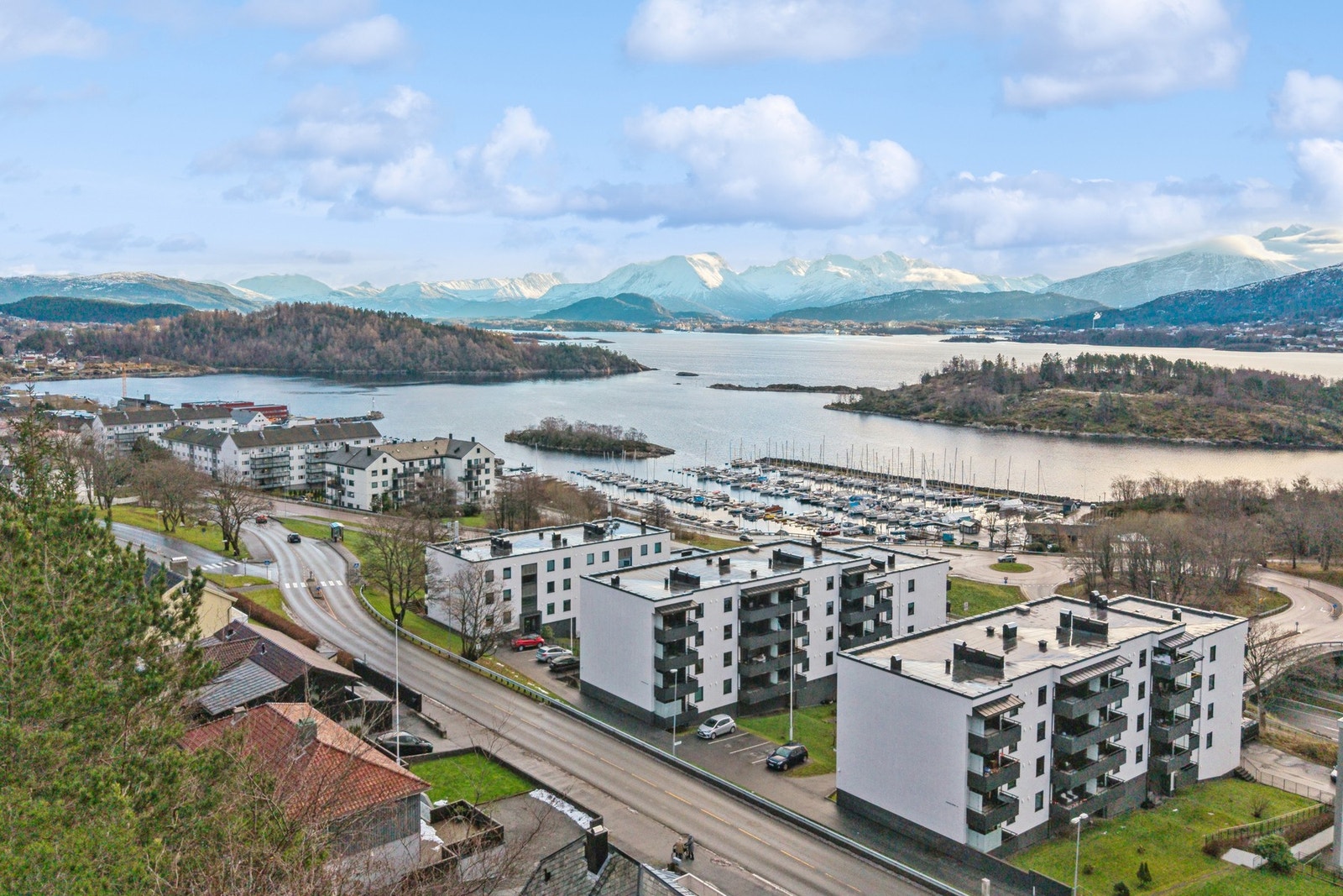 Eiendommen har en sentral beliggenhet med kort avstand til daglige servicetilbud, skole, barnehage, offentlig kommunikasjon og turområder. Galleribilde