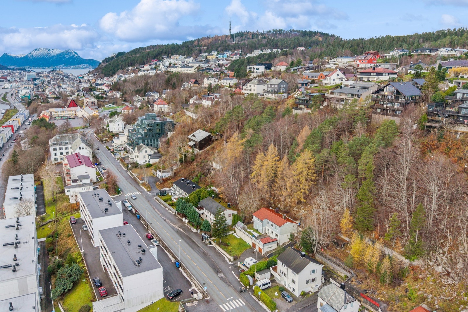 Eiendommen har veirett over gnr. 134 bnr. 165, veiretten skal gå i østgrense i max 3 meter bredde. I samme trase har eieren av boligtomten rett til å legge ledninger for vann og kloakk. Galleribilde