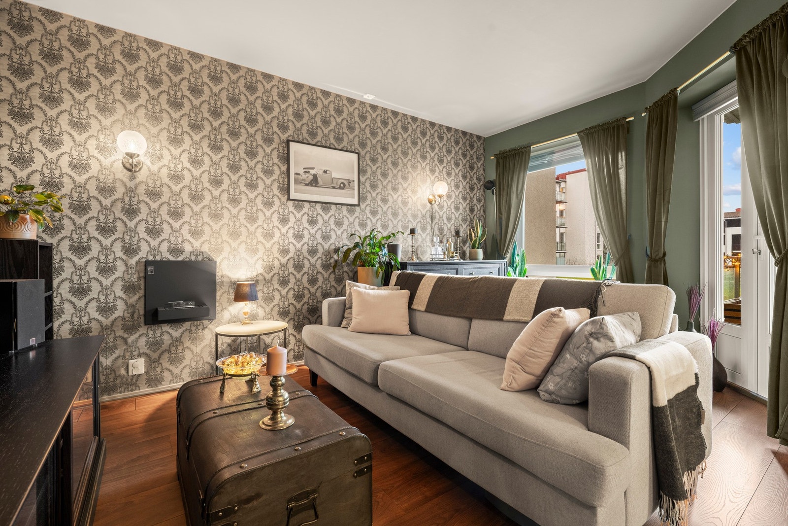 Åpen og romslig stue med god plass til både sittegruppe og spisebord, og fine møbleringsmuligheter Galleribilde