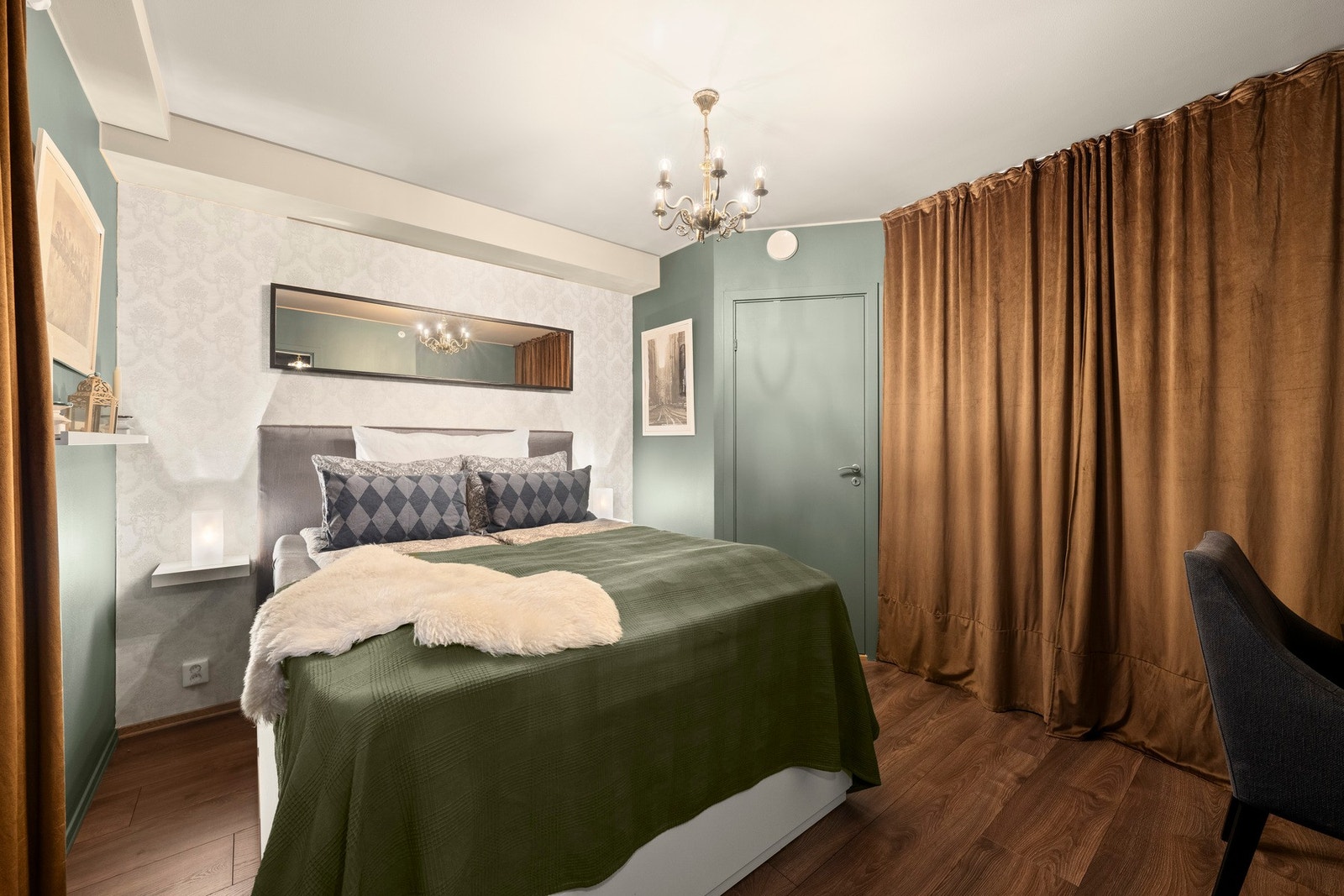 Lunt og behagelig soverom med god plass til dobbeltseng og tilhørende møblemen. Galleribilde