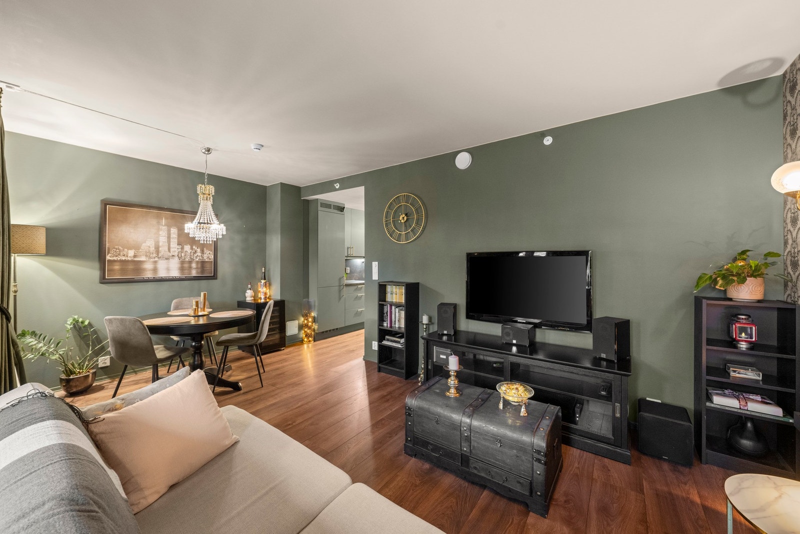 Lys og romslig stue med plass til både sofakrok og spisebord - et naturlig samlingspunkt for både hverdagsliv og hyggelige sammenkomster. Galleribilde