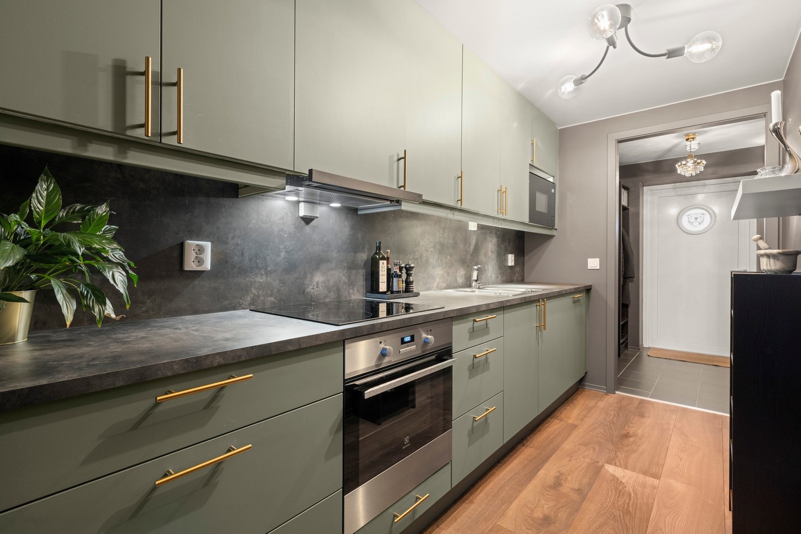 Lys og gjennomgående 2-roms leilighet med god planløsning og moderne standard - perfekt for deg som verdsetter romslighet, funksjonalitet og et lunt hjemmemiljø. Galleribilde