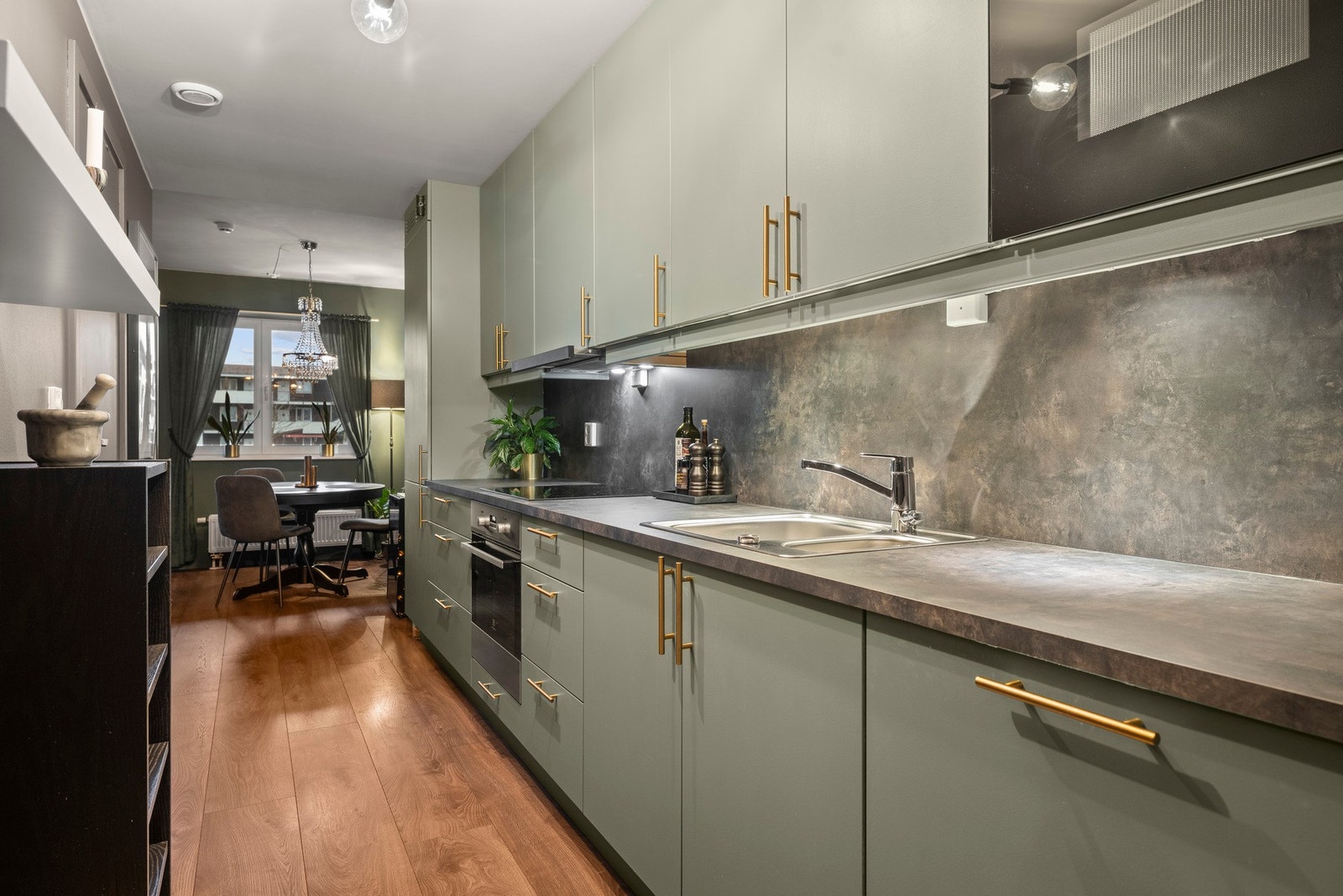 Delikat og innbydende kjøkken fra Strai kjøkken, med moderne design, god benkeplass og integrerte hvitevarer - en stilren og funksjonell løsning tilpasset en praktisk hverdag. Galleribilde