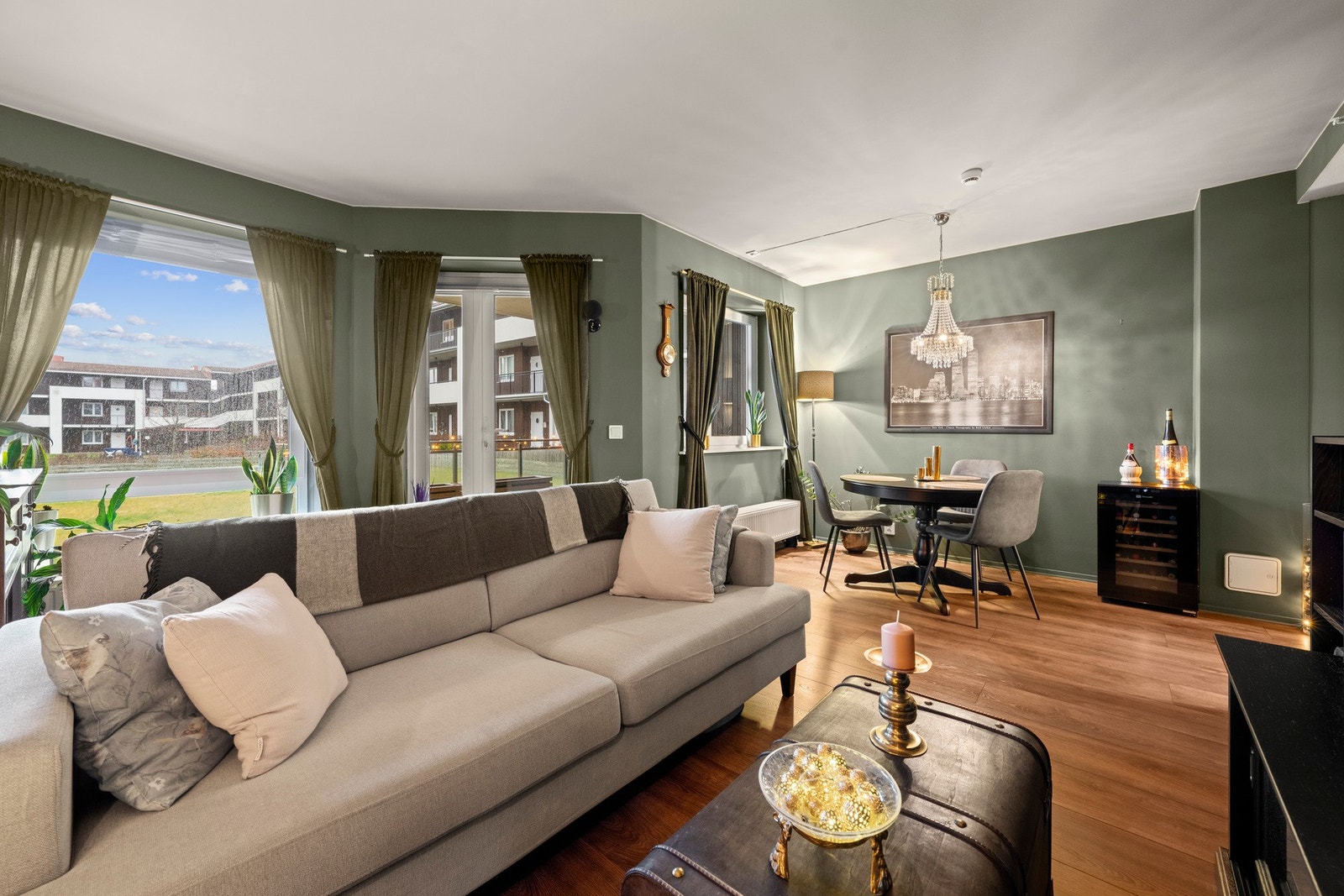 De store vindusflatene gir godt med naturlig lys og bidrar til en åpen og behagelig romfølelse gjennom hele leiligheten. Galleribilde