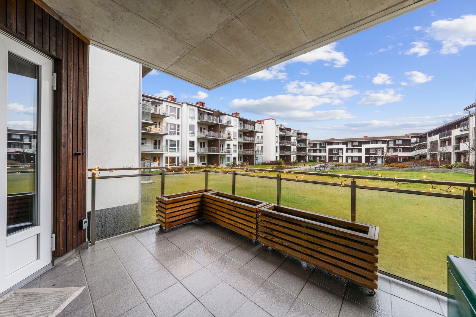 Leiligheten har en fin og åpen utsikt mot det grønne atriumet. Utsikten gir en luftig følelse og et hyggelig innblikk mot beplantede og velholdt fellesarealer - både fra stuen og balkongen. Galleribilde