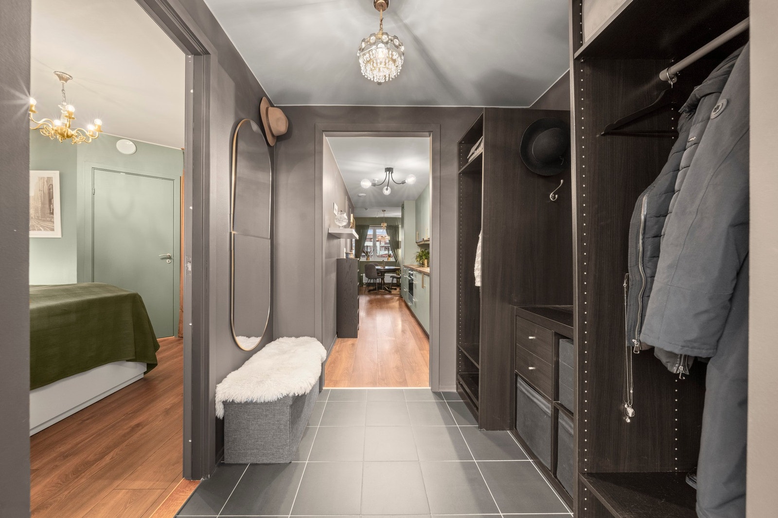 Romslig entré med god plass til sko og yttertøy. Galleribilde