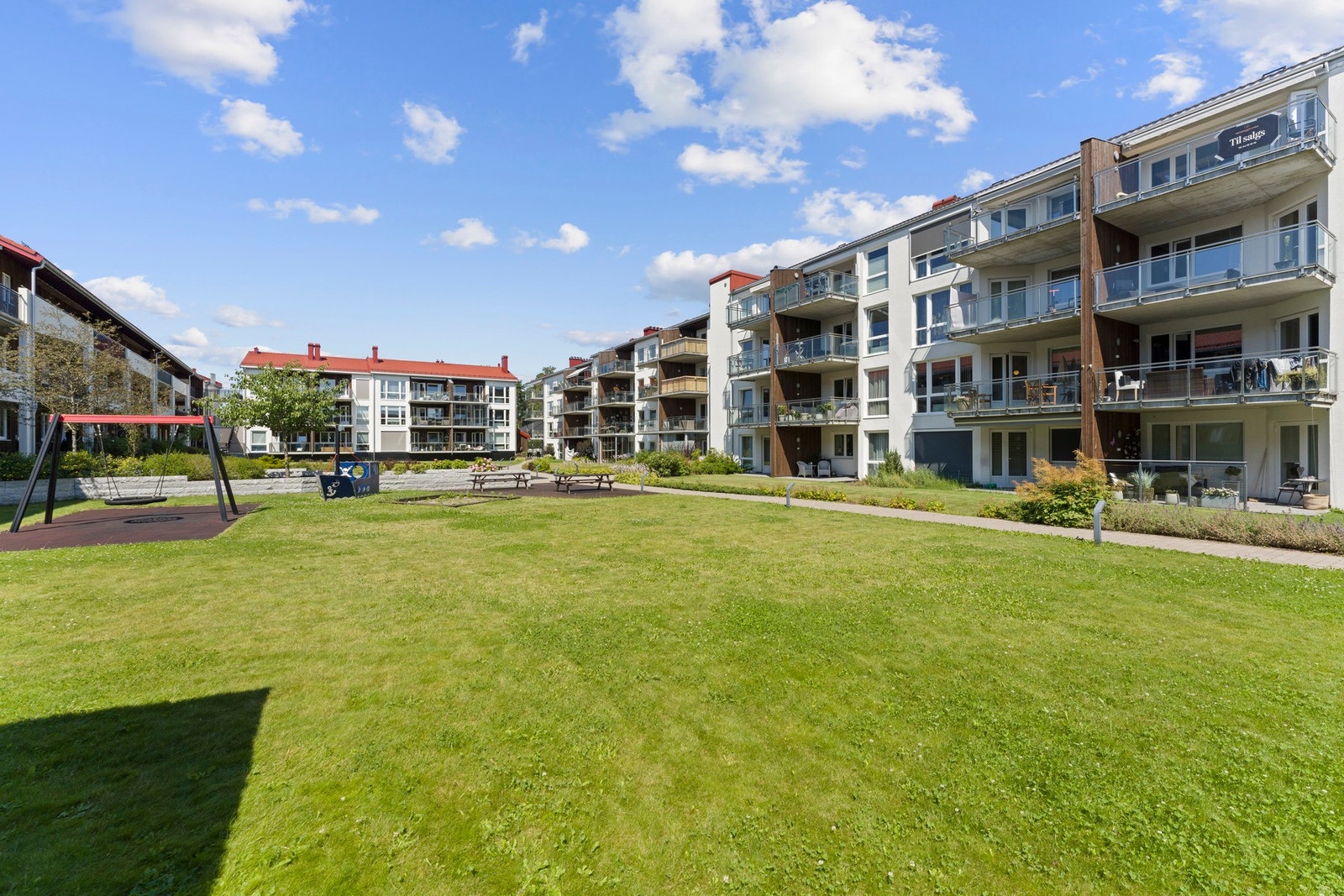 Fellesarealene i Rygge Atrium er pent opparbeidet med variert beplantning, sittegrupper, hyggelige gangveier og en skjermet lekeplass - et trivelig uteområde for både store og små. Galleribilde