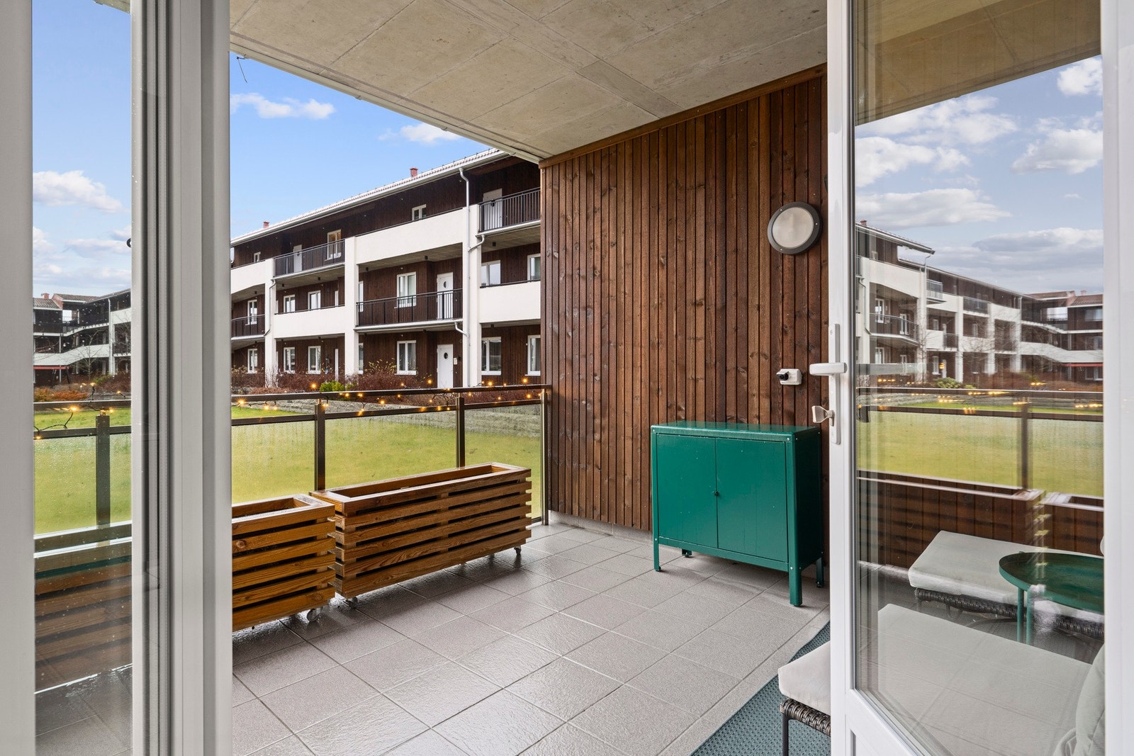 Fra stuen er det utgang til en romslig, sydøstvendt balkong på 10?m² - perfekt for yggelige utestunder. Galleribilde