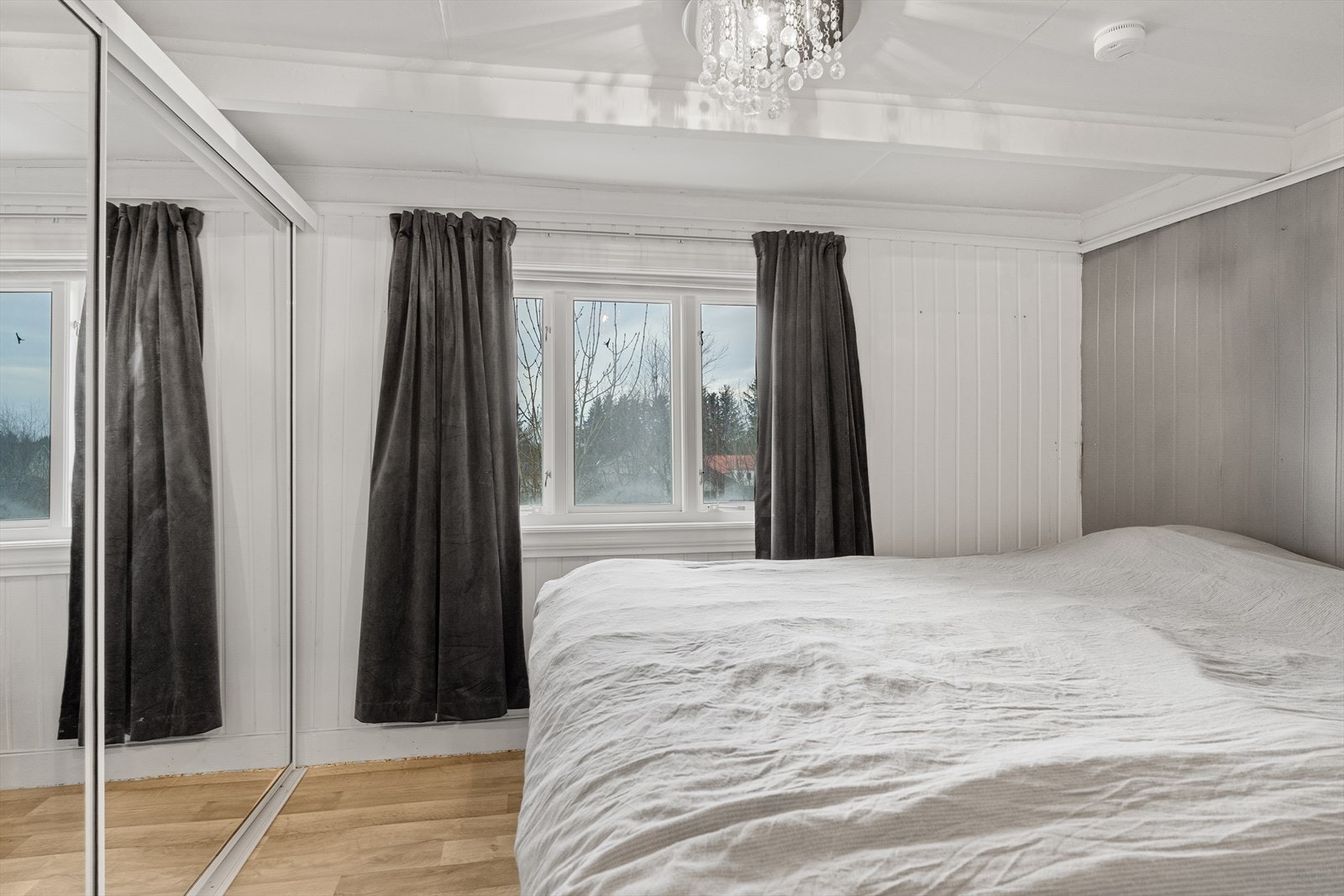 Hovedsoverom på loft med skyvedørsgarderobe. Galleribilde