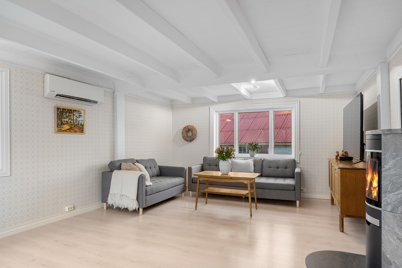 Koselig og lys stue med gode møbleringsmuligheter. Galleribilde