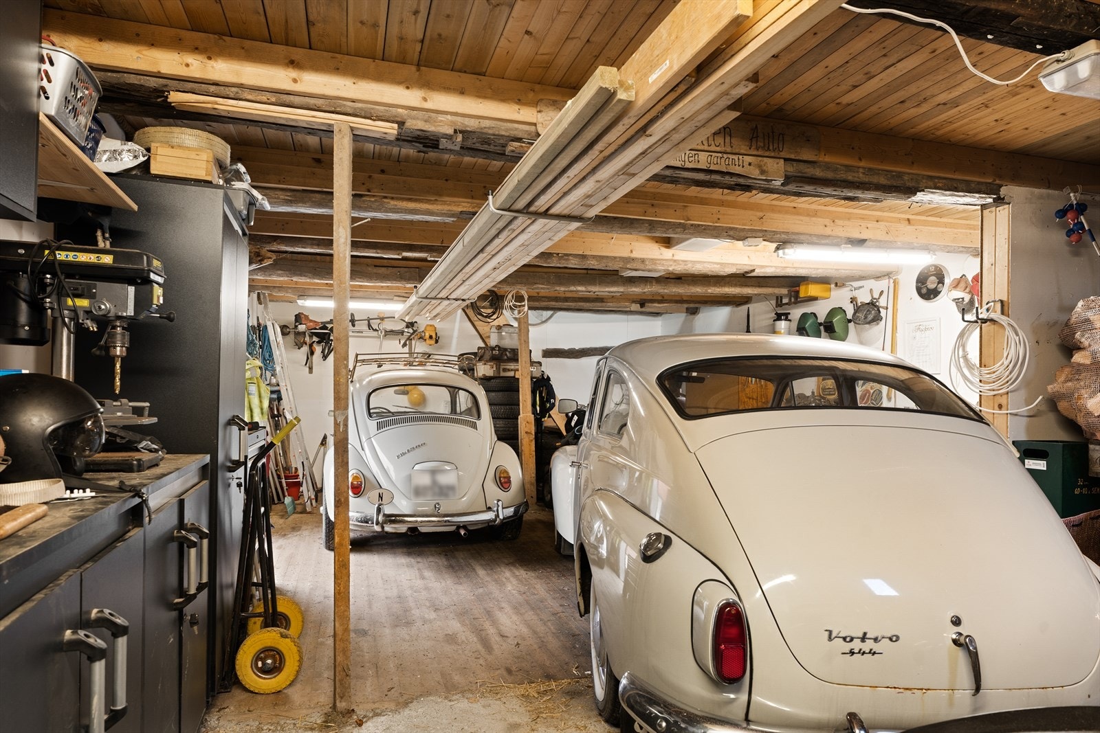 Stor garasje med god plass til bil. Galleribilde