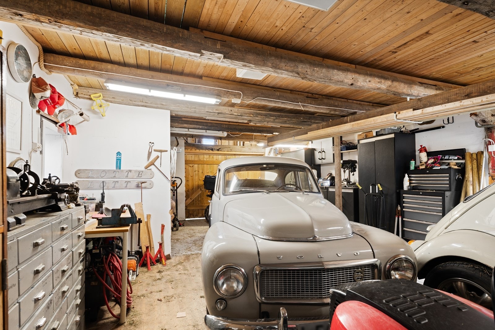 Garasje med gode lagringsmuligheter Galleribilde