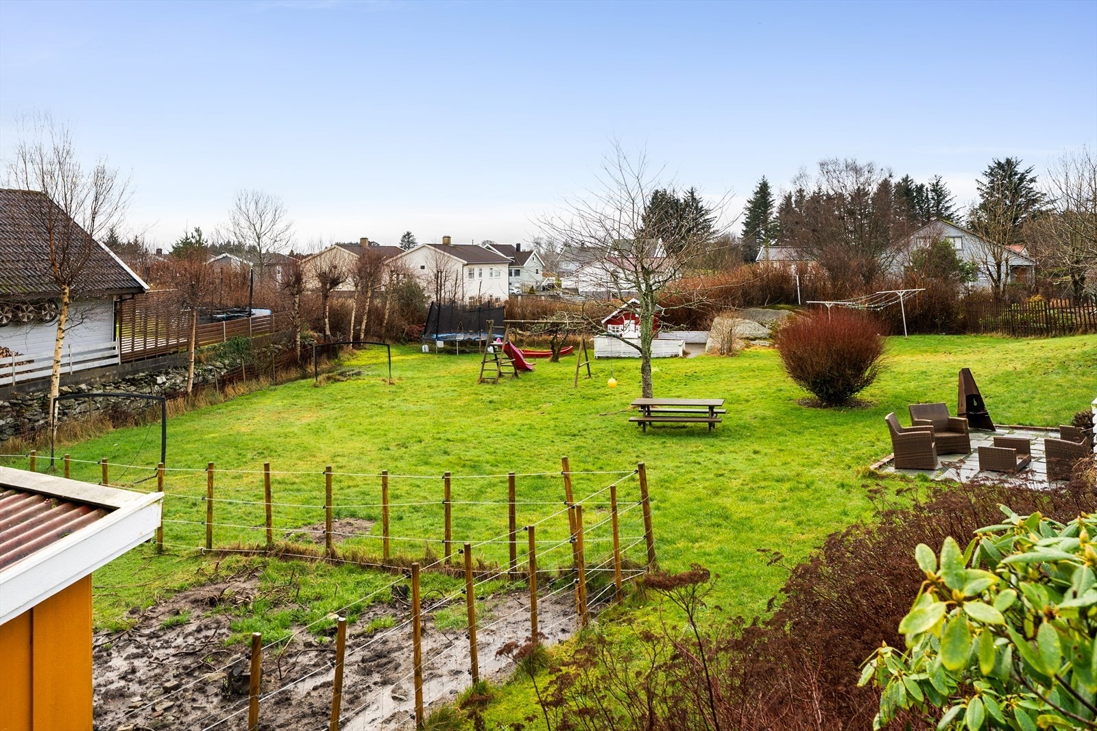 Stor hage med flere uteområder, god plass til lek og hagebruk. Galleribilde