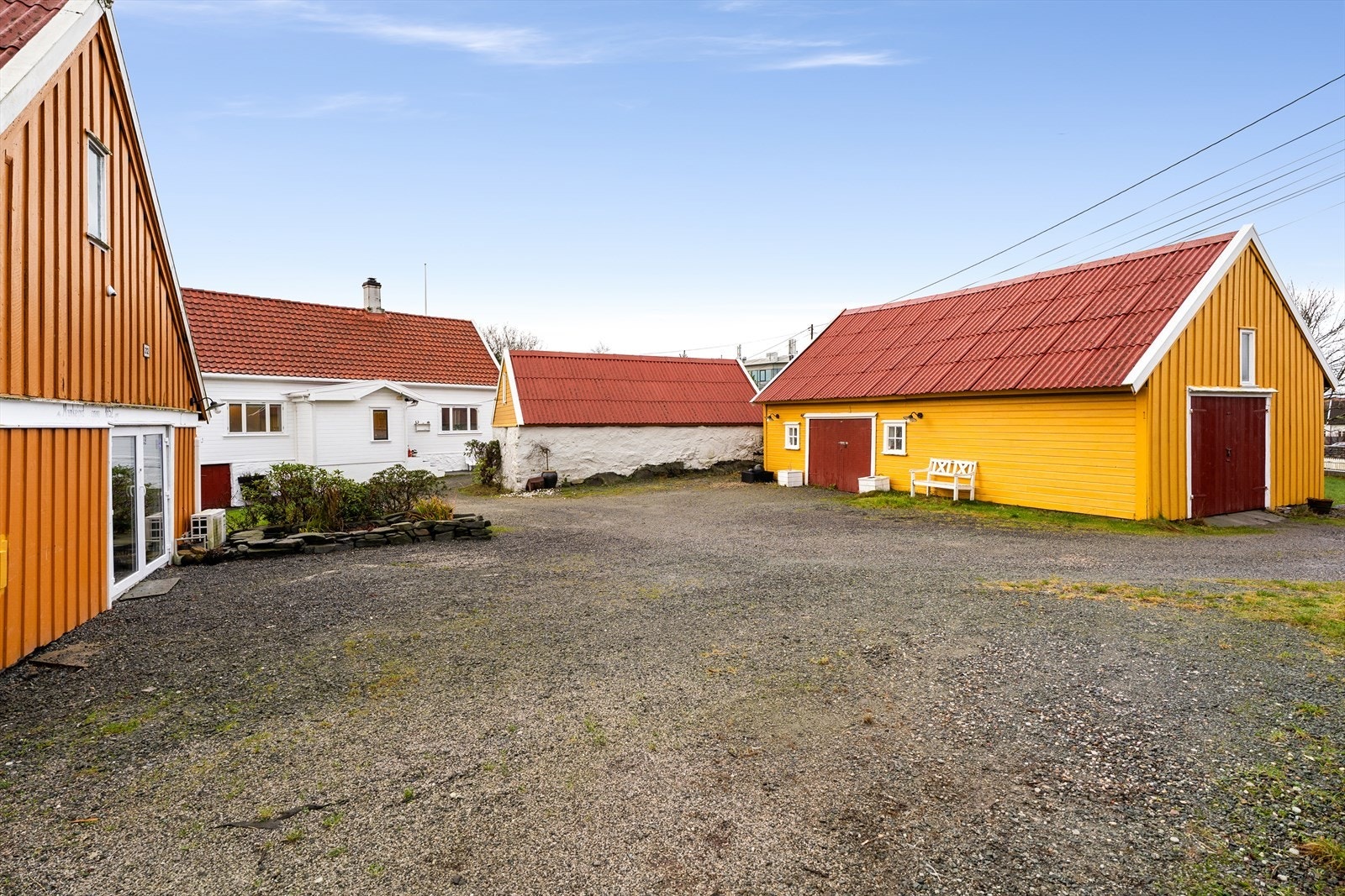 Gårdstun med tradisjonelt preg. Galleribilde