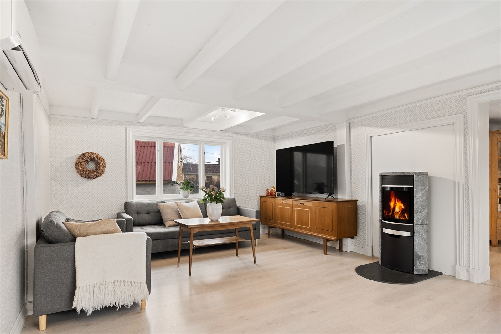 Stue med flott vedovn. Galleribilde