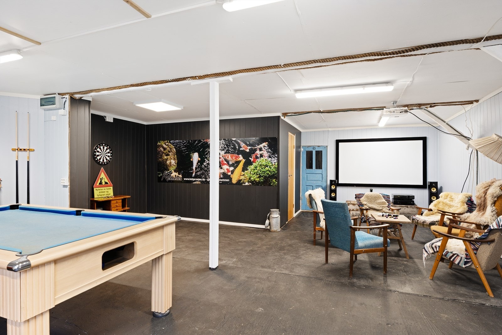 Festlokale med god plass til sosiale sammenkomster. Galleribilde