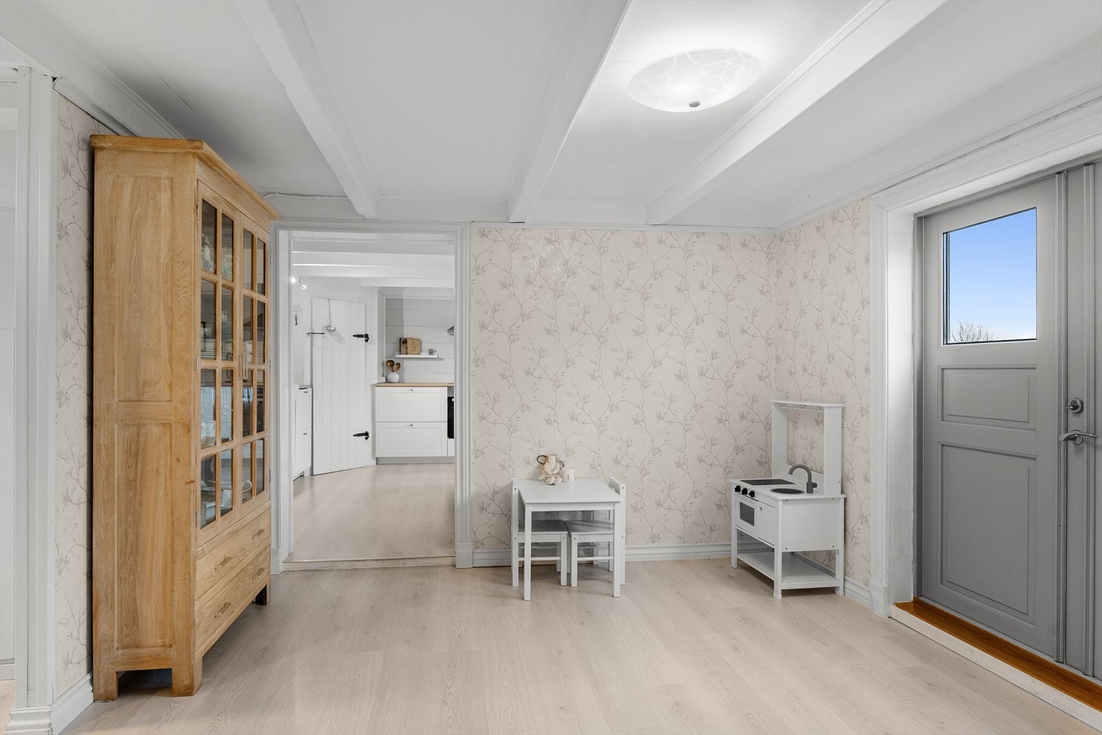 Allrom med dobbel dører ut terrasse. Galleribilde