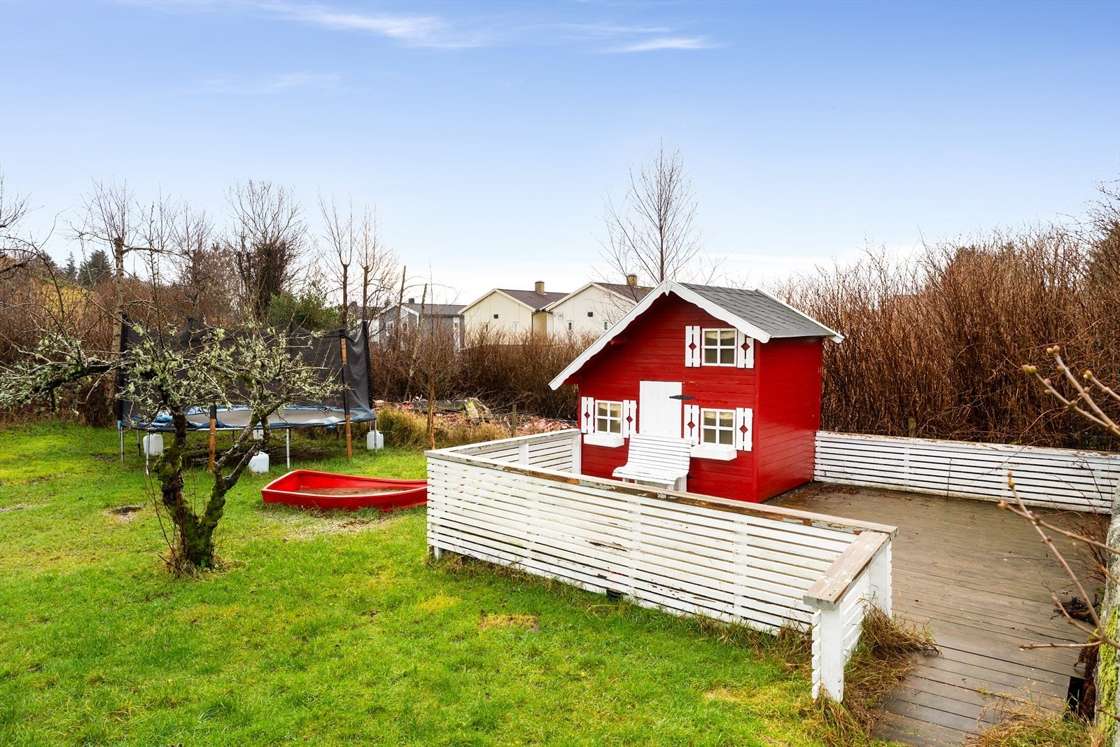 Koselig uteområde med lekehytte. Galleribilde