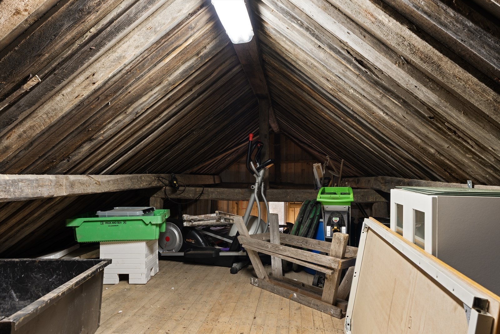 Loftsetasjen på garasjen. Galleribilde