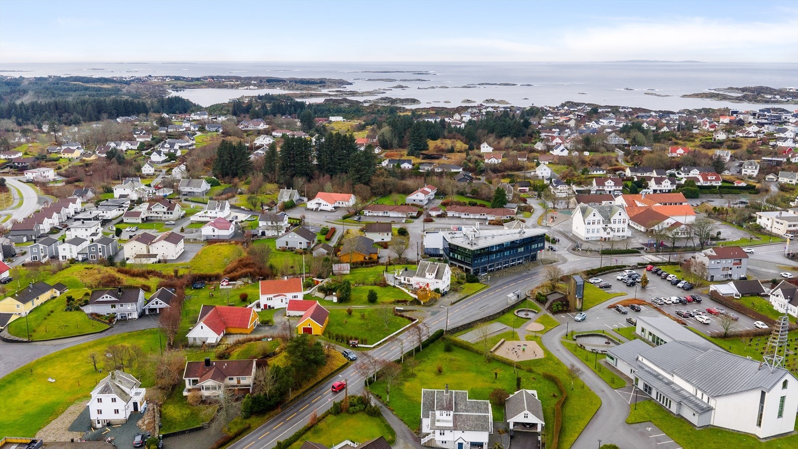 Boligen ligger sentralt til med nærhet til service, skole og fritidstilbud Galleribilde