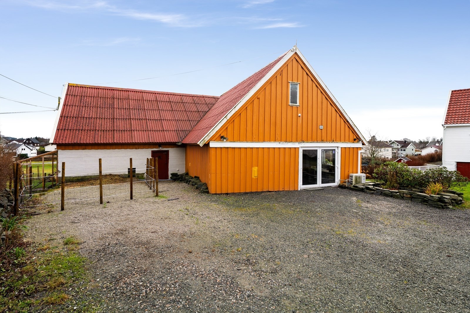 Løe/låve med flere bruksområder. Dør satt inn er ikke omsøkt og godkjent, Galleribilde