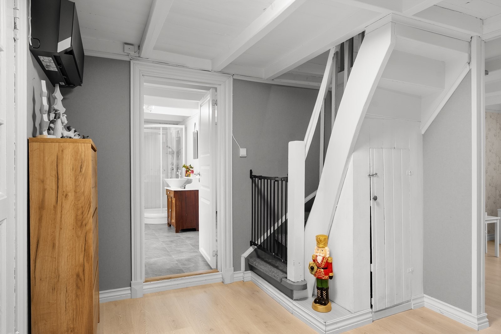 Gang med nyere varmepumpe. Galleribilde