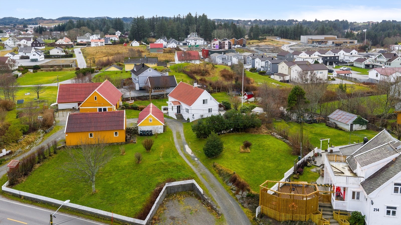 Eiendom med særpreg og mange bruksmuligheter. Galleribilde