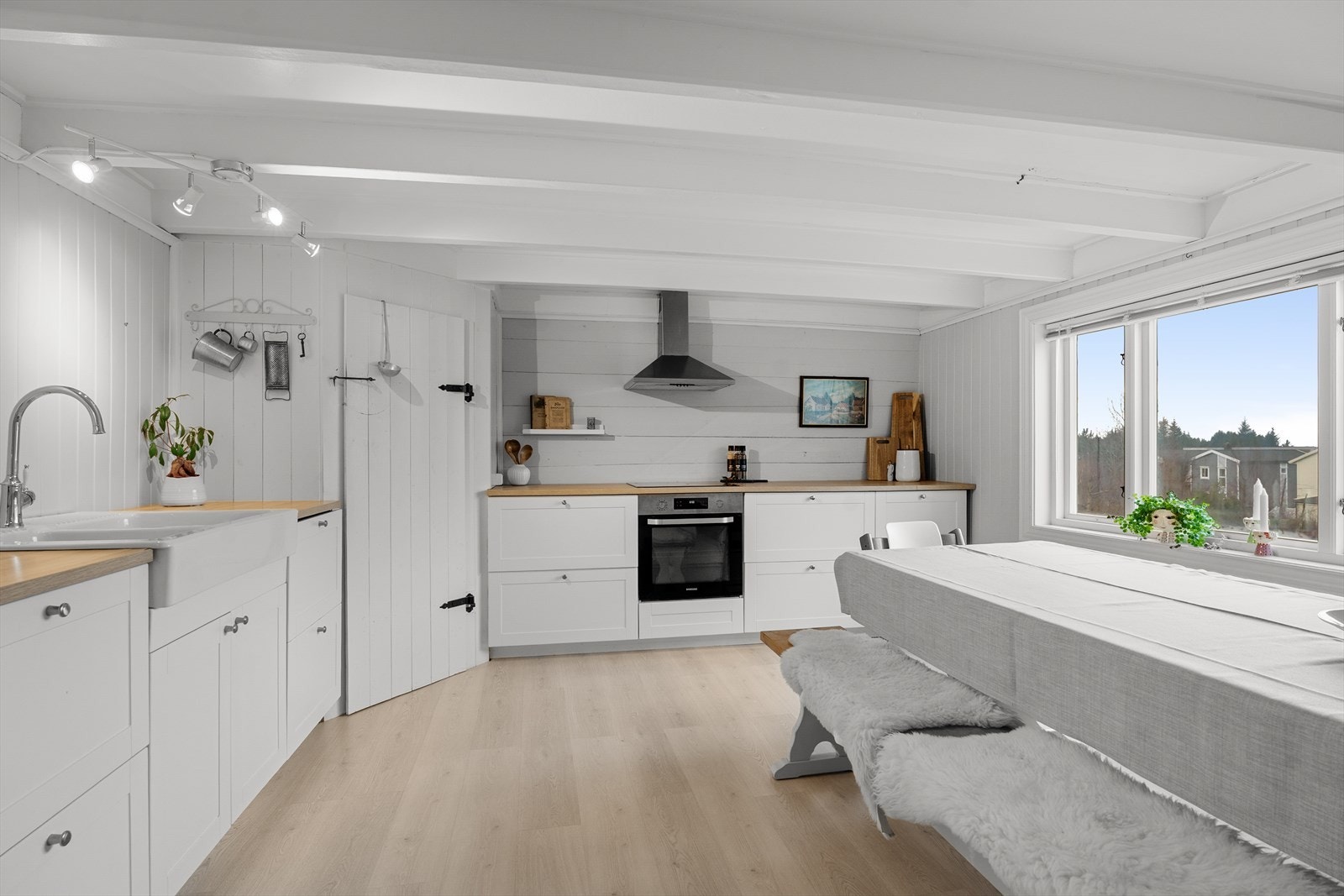 Lyst og funksjonelt kjøkken med prefabrikkert kjøkkeninnredning fra IKEA i malt utførelse. Galleribilde