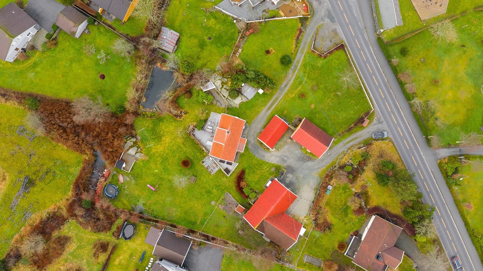 Oversiktsbilde av bygningene på eiendommen Galleribilde